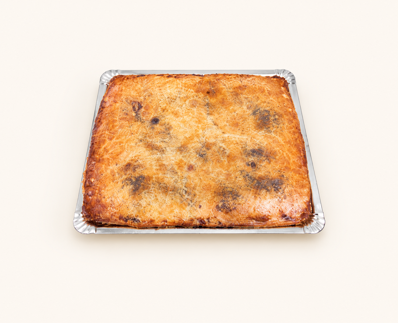 Empanada de atún y cebolla, fondo crema claro