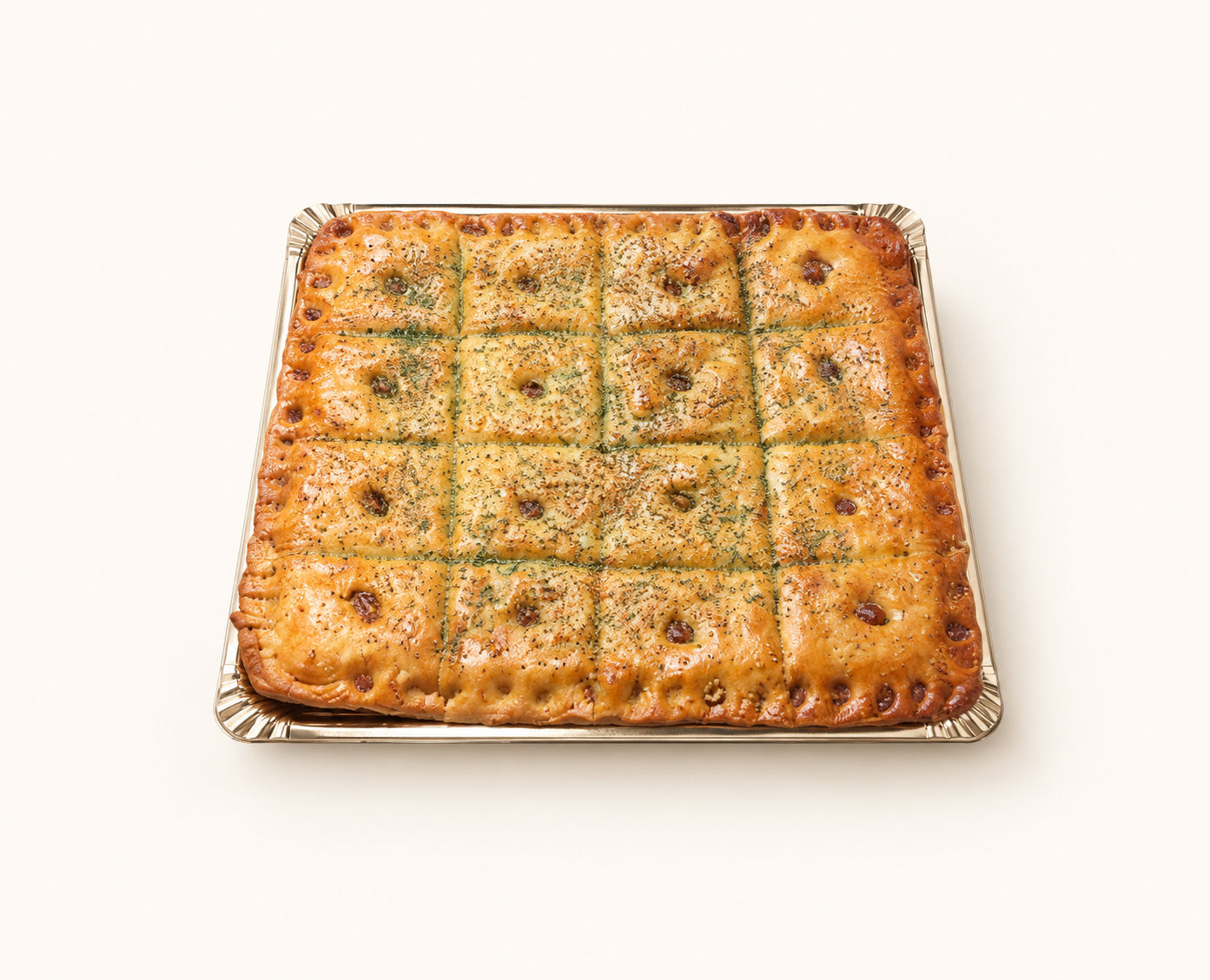 Empanada de espinacas, fondo crema claro