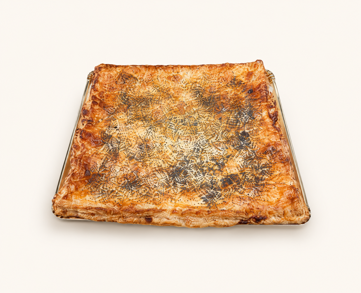 Empanada de hojaldre de bechamel y pollo, fondo crema claro