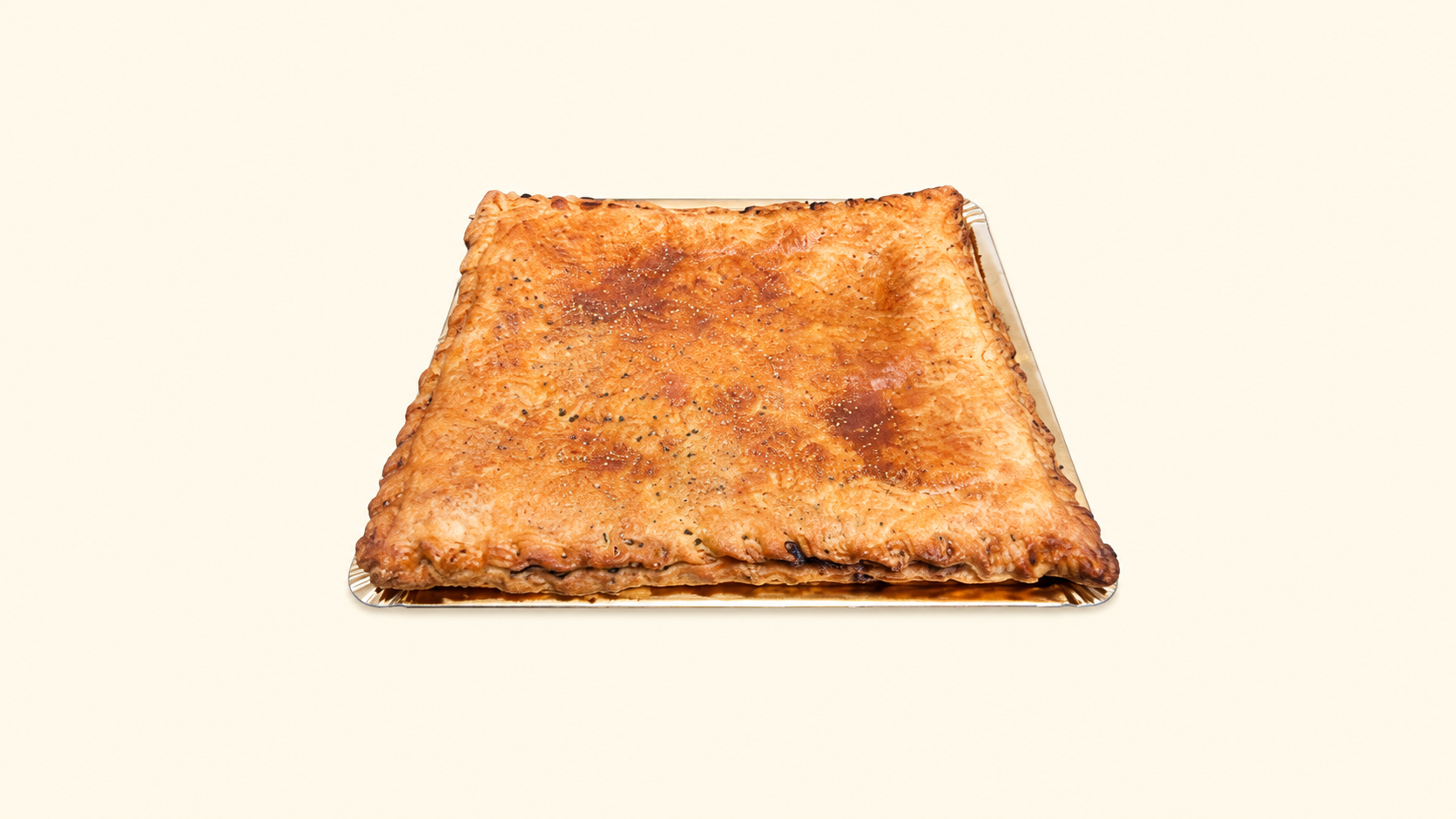 Empanada de hojaldre de pisto, fondo crema claro