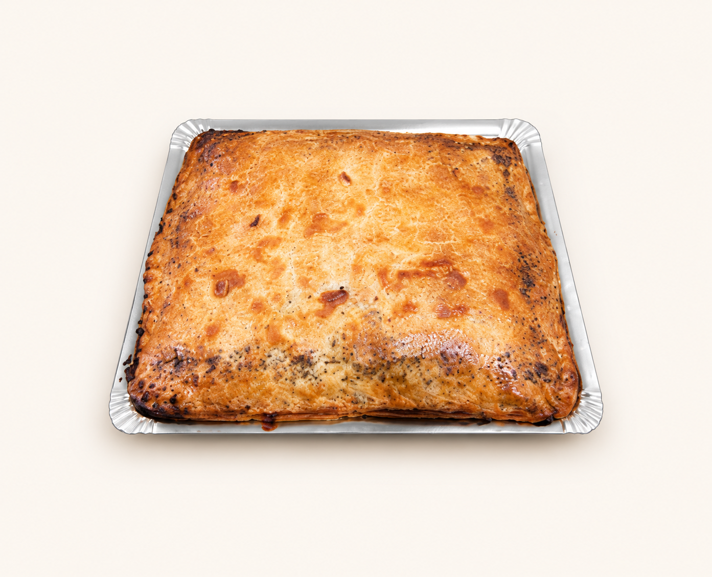 Empanada de sobrasada y bacon, fondo crema claro