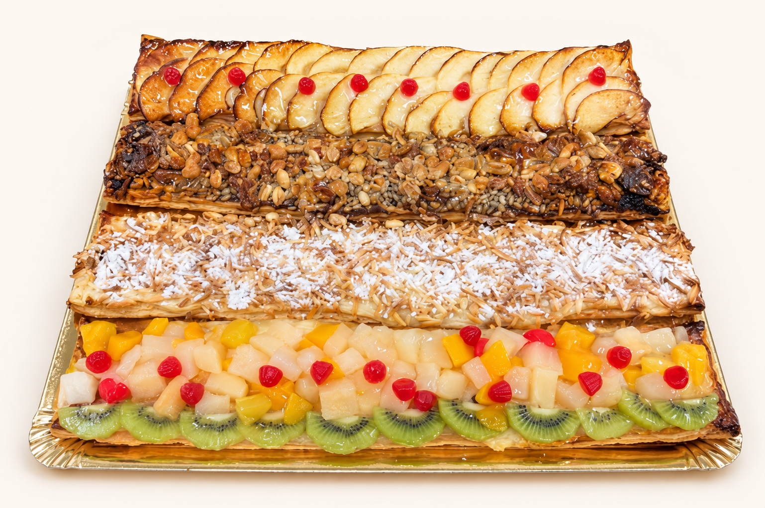 Bandeja de bandas de hojaldre variadas con fruta, almendra y frutos secos